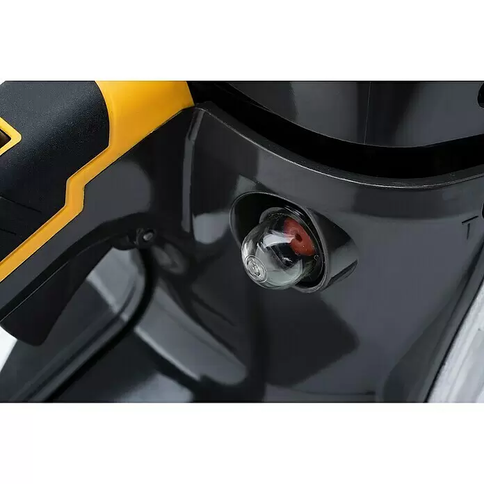 Stiga Benzin-Kettensäge CS 755 - 2,3 kW, 52 cm³, Schwertlänge: 45 cm - Durchsichtige Kraftstoffprimerbirne mit rotem Innenleben an einem schwarz-gelben Elektrowerkzeug.