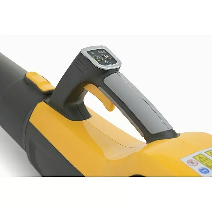 Stiga 500er Serie Akku-Laubbläser BL 500e Set - 48 V, Li-Ionen, 1 Akku, Blasgeschwindigkeit: 198 km/h - Nahaufnahme des ergonomischen Griffs eines Laubbläsers, mit gelbem und dunkelgrauem Kunststoff, hellgrauem Griff und Bedienfeld.