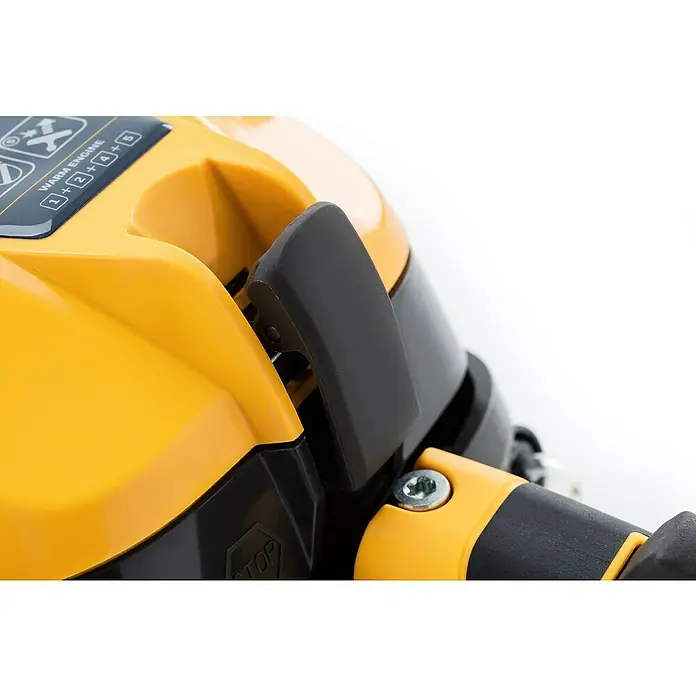 Stiga Benzin-Kettensäge CS 755 - 2,3 kW, 52 cm³, Schwertlänge: 45 cm - Nahaufnahme einer gelben Motorsense mit einem schwarzen Griff und einer silbernen Schraube zur Befestigung.