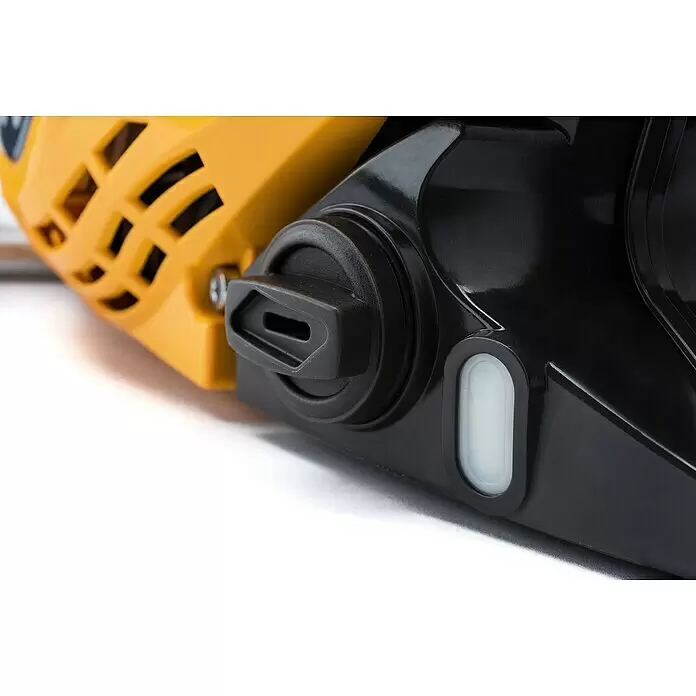 Stiga Benzin-Kettensäge CS 755 - 2,3 kW, 52 cm³, Schwertlänge: 45 cm - Nahaufnahme einer gelb-schwarzen Elektrokettensäge mit Ölkappe, Kettenspanner und Füllstandsanzeige.