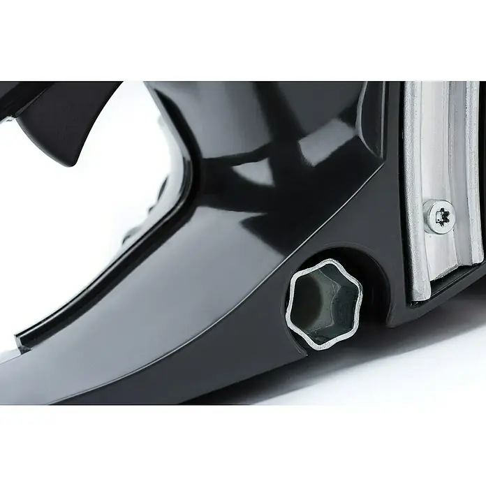 Stiga Benzin-Kettensäge CS 750 - 2 kW, 46,5 cm³, Schwertlänge: 45 cm - Detailaufnahme einer schwarzen Motorsäge, die ihre robuste Bauweise und Funktionalität hervorhebt.