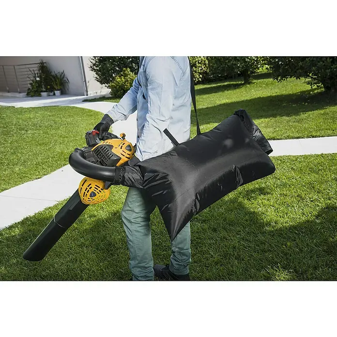 Stiga Benzin-Laubbläser BL 530 V - 0,8 kW, Blasgeschwindigkeit: 260 km/h, Blasleistung: 10,2 m³/min, 27,6 cm³ - Ein Mann hält einen gelben Laubsauger mit einem schwarzen Auffangsack. Der Laubsauger ist von der Marke STIGA.