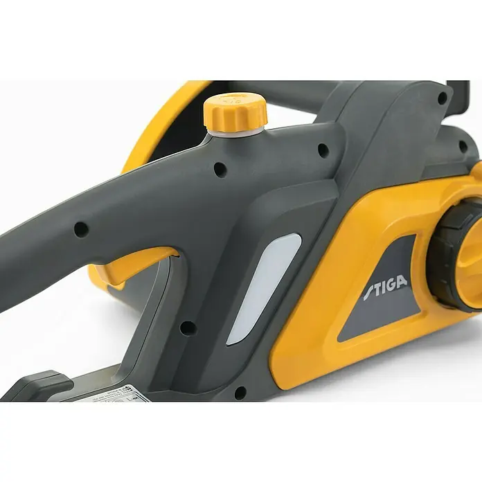 Stiga Elektro-Kettensäge CS 122c - 2.200 W, Schwertlänge: 40 cm - Nahaufnahme einer gelb-grauen STIGA Kettensäge, die ein robustes und effizientes Design für Gartenarbeiten zeigt.