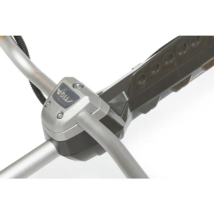Stiga Benzin-Motorsense BC 535 B - 900 W, Schnittbreite Faden: 43 cm, Schnittbreite Messer: 25,5 cm - Nahaufnahme der Bedienelemente eines STIGA-Gartengeräts, das ergonomisches Design und hochwertige Verarbeitung vereint.