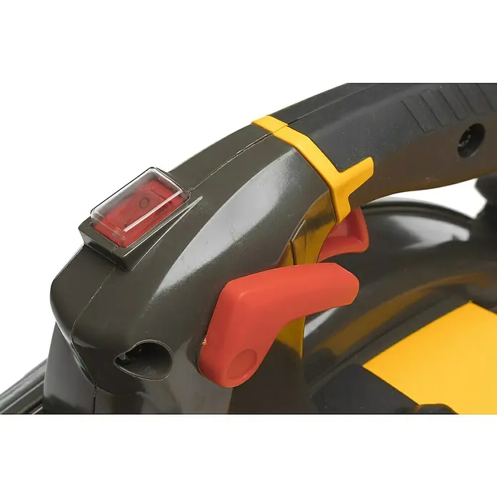 Stiga Benzin-Laubbläser BL 530 V - 0,8 kW, Blasgeschwindigkeit: 260 km/h, Blasleistung: 10,2 m³/min, 27,6 cm³ - Detailaufnahme eines elektrischen Werkzeugs mit rotem Schalter und gelben Akzenten. Das Gerät ist robust und für den Heimwerkerbereich geeignet.