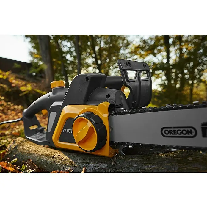 Stiga Elektro-Kettensäge CS 122c - 2.200 W, Schwertlänge: 40 cm - Die STIGA Elektro-Kettensäge ist eine leistungsstarke Säge, die sich perfekt für das Beschneiden von Bäumen und das Schneiden von Brennholz eignet.