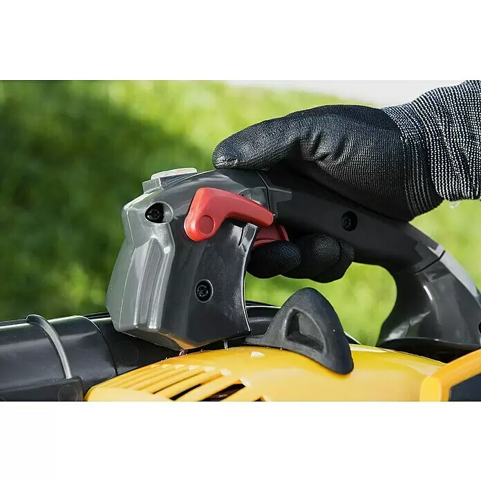 Stiga Benzin-Laubbläser BL 530 V - 0,8 kW, Blasgeschwindigkeit: 260 km/h, Blasleistung: 10,2 m³/min, 27,6 cm³ - Anwendungsbeispiel