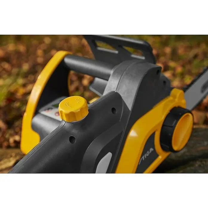 Stiga Elektro-Kettensäge CS 122c - 2.200 W, Schwertlänge: 40 cm - Nahaufnahme einer gelb-grauen STIGA Kettensäge, die die Ölkappe und das Design des Geräts hervorhebt.\n