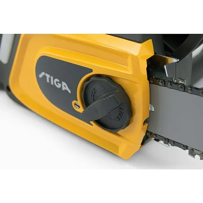Stiga Elektro-Kettensäge CS 118c - 1.800 W, Schwertlänge: 35 cm - Nahaufnahme einer gelb-schwarzen Stiga Kettensäge, die auf einer weißen Oberfläche steht.