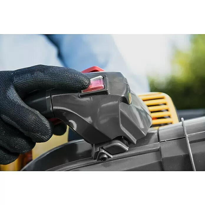 Stiga Benzin-Laubbläser BL 530 V - 0,8 kW, Blasgeschwindigkeit: 260 km/h, Blasleistung: 10,2 m³/min, 27,6 cm³ - Anwendungsbeispiel