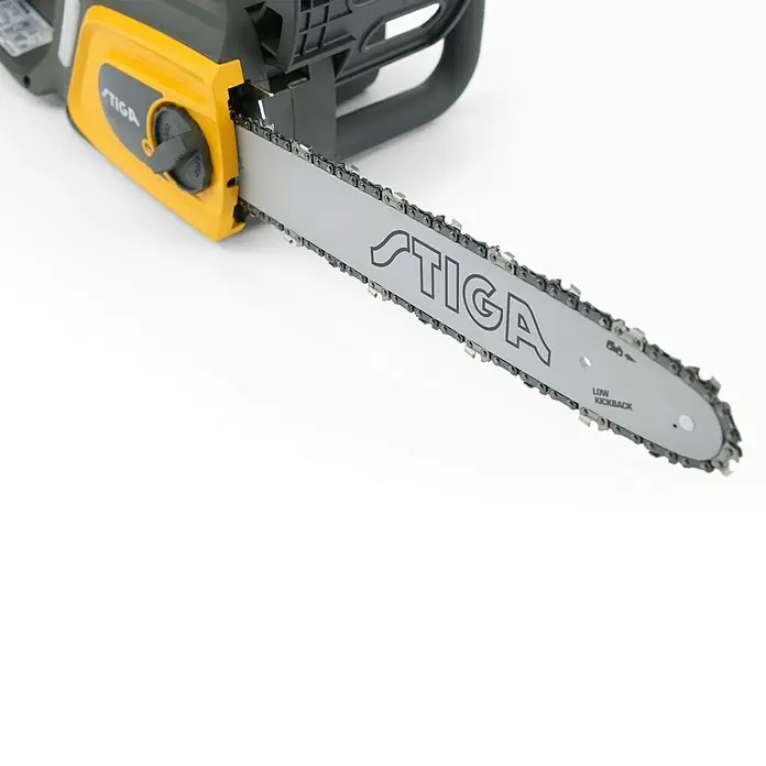 Stiga Elektro-Kettensäge CS 118c - 1.800 W, Schwertlänge: 35 cm - Nahaufnahme einer Stiga Kettensäge mit scharfem Schwert und Ketten, ideal für Baumpflege und Brennholzarbeiten.