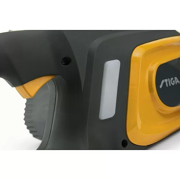 Stiga Elektro-Kettensäge CS 118c - 1.800 W, Schwertlänge: 35 cm - Nahaufnahme eines dunkelgrauen und gelben Elektrowerkzeugs mit transparentem Füllstandfenster und STIGA-Logo.