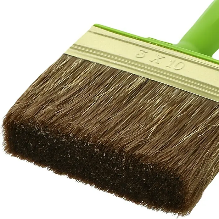 swingcolor LASUR Flächenstreicher - Maße Bürstenkopf: 100 x 30 mm, Hollestermischung, Kunststoff - Nahaufnahme eines Deckenpinsels mit braunen Borsten, einer goldenen Zwinge und einem grünen Griff, ideal zum Streichen großer Flächen.