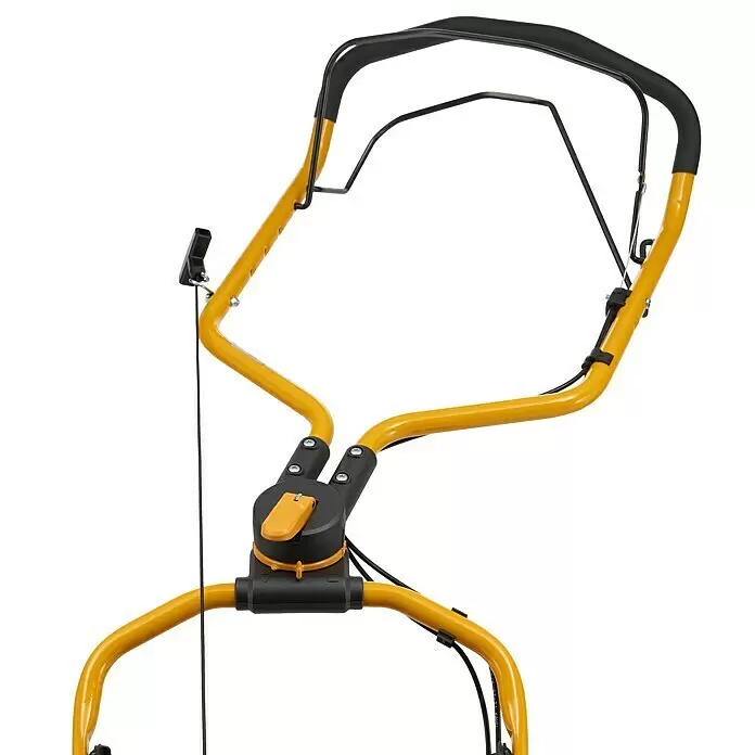 Stiga Benzin-Rasenmäher Combi 553 S - 2,6 kW, 166 cm³, Schnittbreite: 51 cm - Gelber und schwarzer Bediengriff für Rasenmäher mit ergonomischen Griffen, zentraler Einheit und orangefarbenem Hebel.