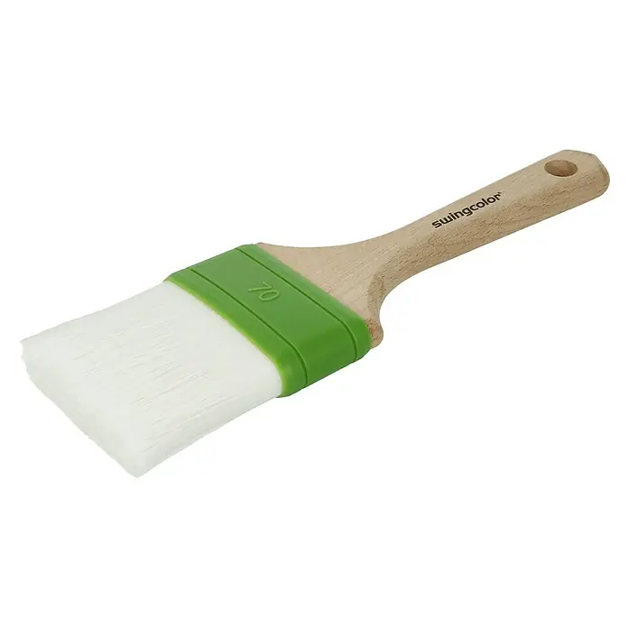 swingcolor Premium Abbeiz-Flachpinsel - Breite Borsten: 70 mm, Nylonfasern, Naturholz - Ein Pinsel mit einem hellen Holzgriff und einem grünen Einsatz, der die weißen Borsten hält. Der Pinsel ist für Malerarbeiten und Anstriche gedacht.