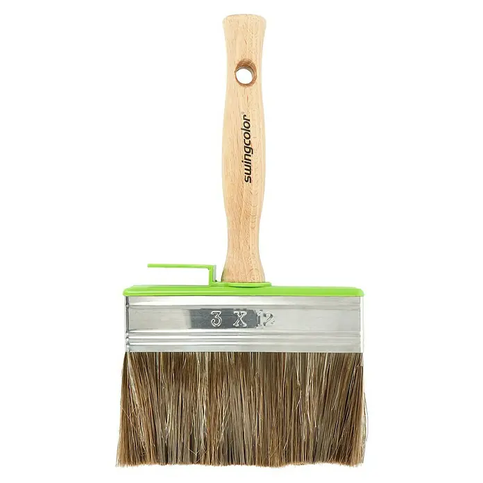 swingcolor Komfort Flächenstreicher - Breite Borsten: 120 mm, Hollestermischung, Naturholz - Nahaufnahme einer Swingcolor Fassadenbürste 3 x 12 mit Holzgriff, ideal für Fassadenanstriche. Professionelles Malerwerkzeug für Außenbereiche.