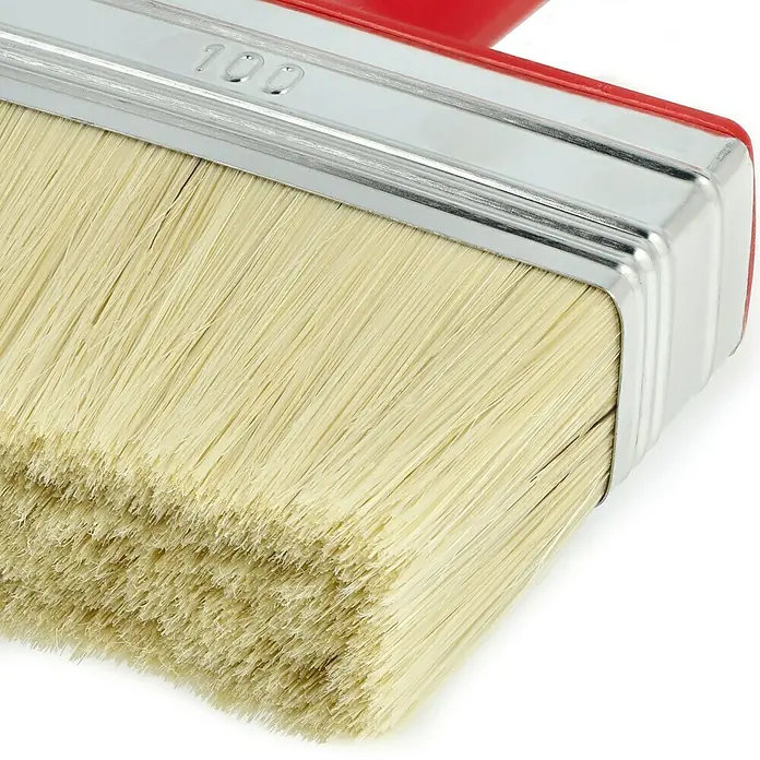 swingcolor WAND Flächenstreicher - Maße Bürstenkopf: 100 x 30 mm, Chinaborsten, Kunststoff, Länge Borsten: 43 mm - Detailaufnahme eines breiten Malpinsels mit hellen Borsten und rotem Griff, ideal zum Streichen großer Flächen.