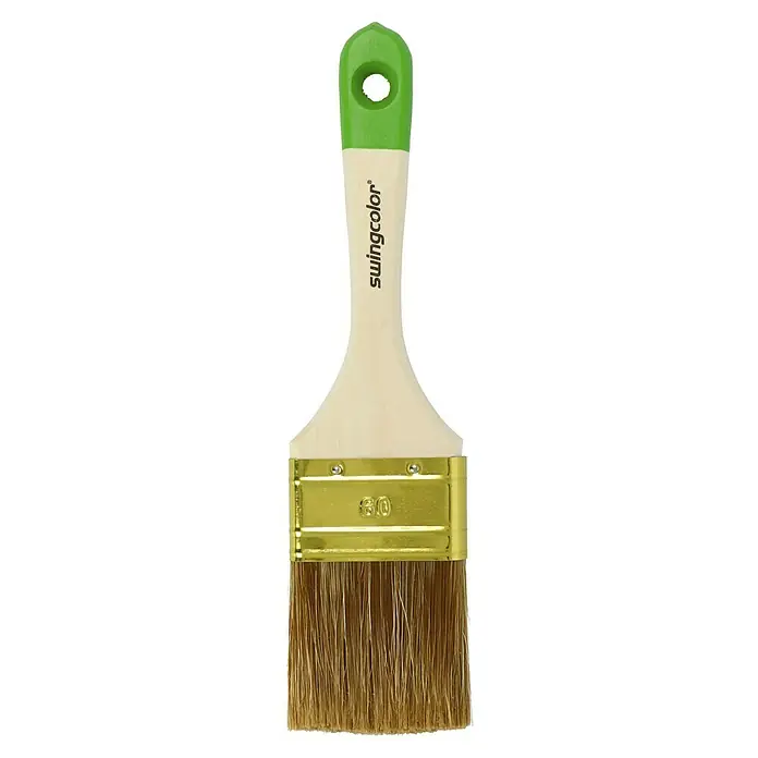 swingcolor Komfort Lasur-Flachpinsel - Breite Borsten: 60 mm, Hollestermischung, Naturholz - Nahaufnahme eines Swingcolor-Pinsels mit grünen Griff und goldenen Borstenhalter, ideal für präzise Malerarbeiten.