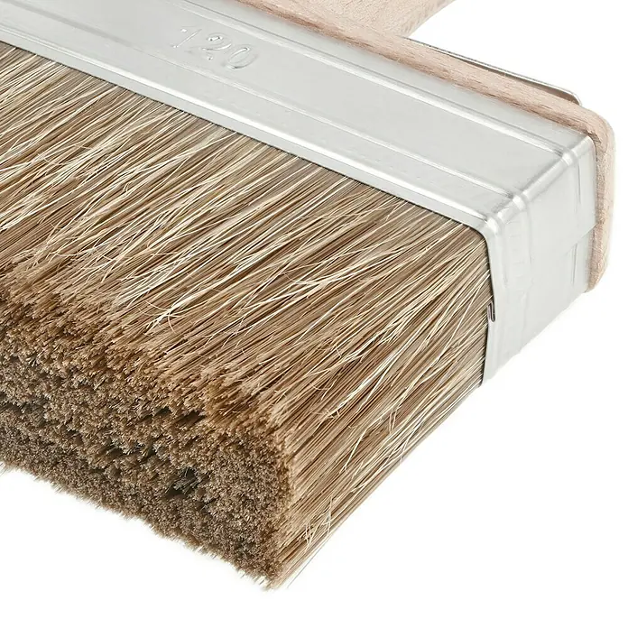 swingcolor Premium Flächenstreicher Lasur - Breite Borsten: 120 mm, Kunst- und Naturborstenmischung, Naturholz - Nahaufnahme eines Flächenstreichers mit hellbraunen Borsten, gehalten von einer silbernen Metallfassung und einem Holzgriff.