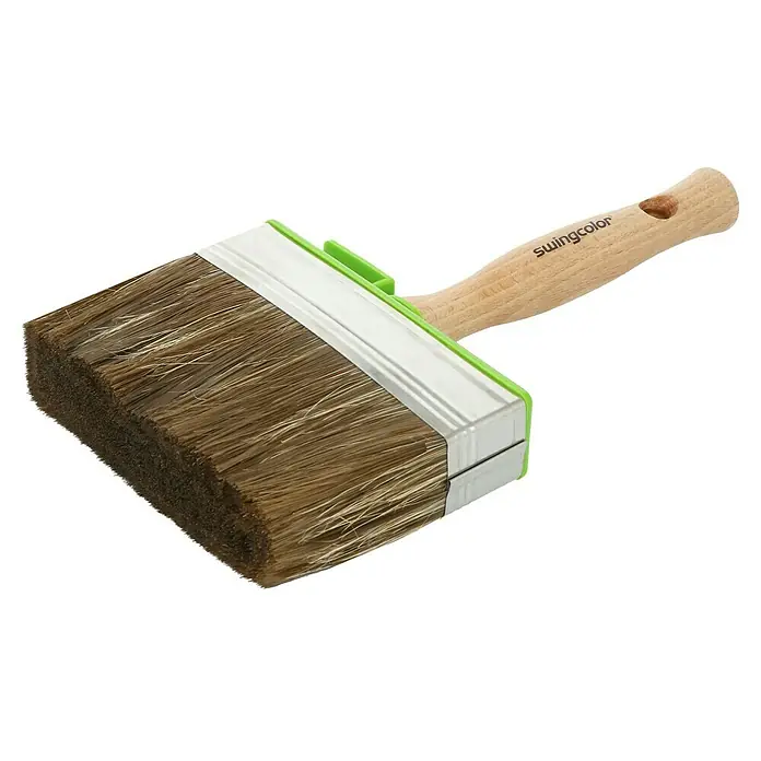 swingcolor Komfort Flächenstreicher - Breite Borsten: 120 mm, Hollestermischung, Naturholz - Ein Detailaufnahme eines Swingcolor Flächenstreichers mit Holzgriff, der sich ideal zum gleichmäßigen Auftragen von Farbe eignet.