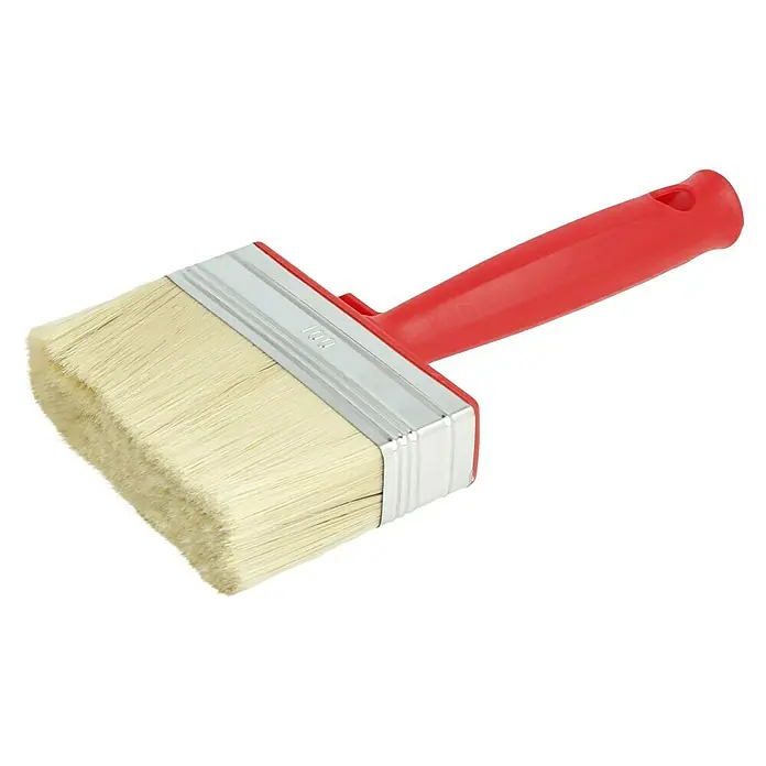 swingcolor WAND Flächenstreicher - Maße Bürstenkopf: 100 x 30 mm, Chinaborsten, Kunststoff, Länge Borsten: 43 mm - Detailaufnahme eines Quast Malers mit rotem Griff und hellen Borsten, der sich ideal zum präzisen Auftragen von Farbe eignet.