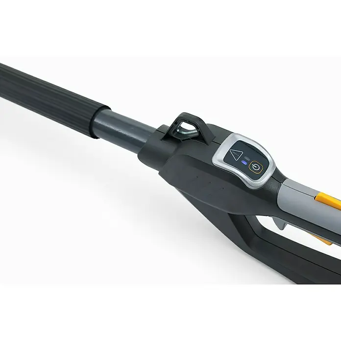 Stiga 500er Serie Akku-Multitool MT 500e Set - 48 V, 1 Akku, Schnittlänge: 44 cm - Nahaufnahme eines Akku-Hochentasters mit Bedienelementen und Teleskopstiel, ideal für die Gartenarbeit.