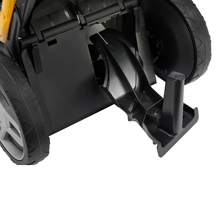 Stiga Benzin-Rasenmäher Combi 553 S - 2,6 kW, 166 cm³, Schnittbreite: 51 cm - Detailansicht eines Rasenmähers, die das schwarze Gehäuse und das Rad zeigt. Perfekt für die Rasenpflege im Garten.