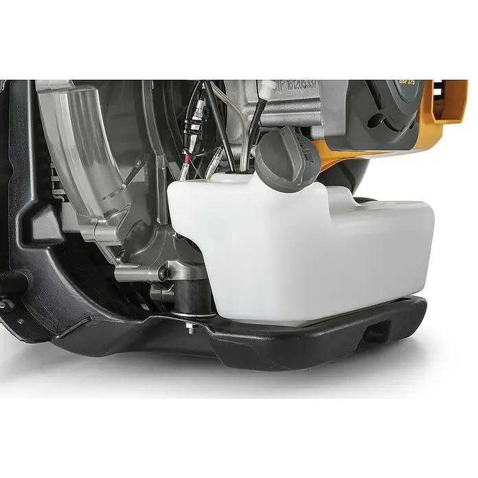 Stiga Benzin-Laubbläser BL 980 R - 3,1 kW, Blasgeschwindigkeit: 360 km/h, Blasleistung: 25 m³/min, 75,6 cm³ - Detailaufnahme eines Benzinrasenmähers mit Fokus auf den weißen Benzintank und Motorraum.