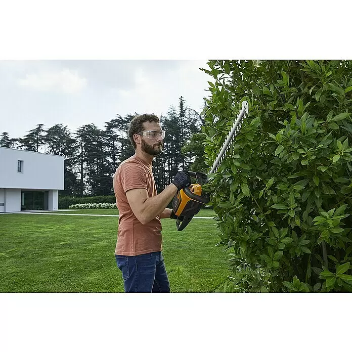 Stiga 500er Serie Akku-Heckenschere HT 500e - 48 V, Li-Ionen, Ohne Akku, Schnittlänge: 58 cm - Anwendungsbeispiel