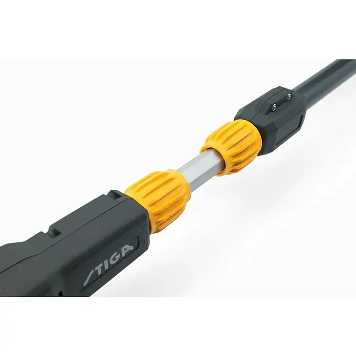 Stiga 500er Serie Akku-Multitool MT 500e Set - 48 V, 1 Akku, Schnittlänge: 44 cm - Nahaufnahme eines STIGA-Produkts, das eine Teleskopstange mit gelben Griffen und einem schwarzen Gehäuse zeigt, ideal für Gartengeräte.