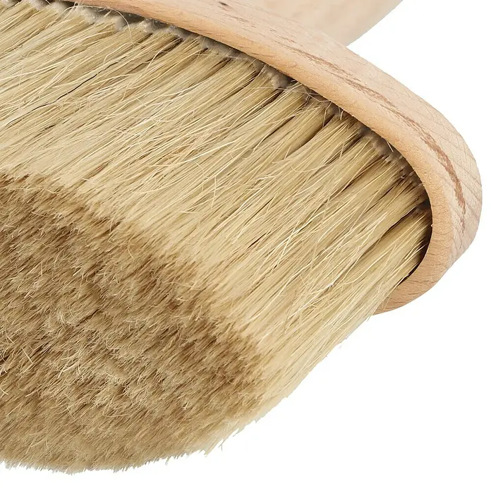 swingcolor Premium Fassadenbürste - Breite Borsten: 140 mm, Mischborsten, Naturholz - Nahaufnahme einer Holzbürste mit dichten, hellbraunen Borsten, die für verschiedene Reinigungsarbeiten geeignet ist.