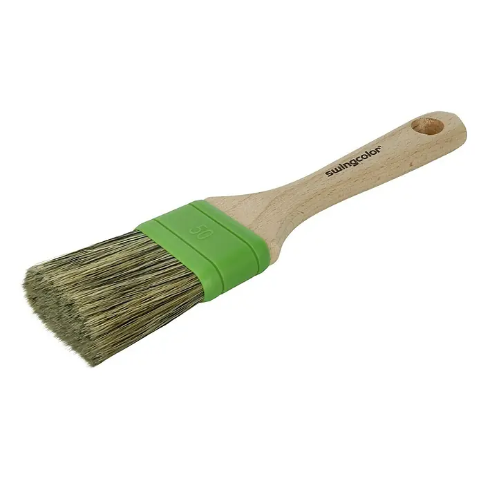 swingcolor Premium Beizpinsel - Breite Borsten: 50 mm, Spezialmischung, Holz - Detailaufnahme eines Swingcolor Malpinsels mit Holzgriff, grüner Zwinge und Borsten für präzise Farbaufträge.