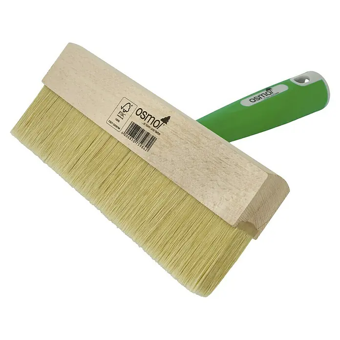Osmo Fußbodenstreichbürste - Breite: 220 mm - Nahaufnahme eines Osmo Flächenstreichers mit Holzgriff und grüner Griffverlängerung, ideal für Holzveredelungsarbeiten.