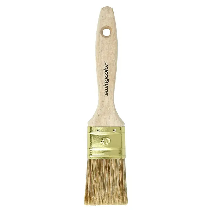 swingcolor Premium Lasur-Flachpinsel - Breite Borsten: 40 mm, Hollestermischung, Naturholz - Nahaufnahme eines Swingcolor-Flachpinsels mit hellem Holzgriff, goldfarbener Zwinge und hellen Borsten.