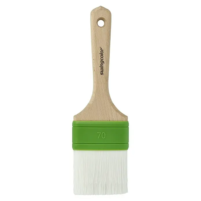 swingcolor Premium Abbeiz-Flachpinsel - Breite Borsten: 70 mm, Nylonfasern, Naturholz - Ein Detailbild eines Swingcolor-Flachpinsels mit Holzgriff, grüner Zwinge und weißen Borsten. Ideal zum präzisen Auftragen von Farbe.