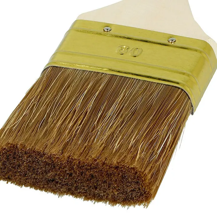 swingcolor Komfort Lasur-Flachpinsel - Breite Borsten: 60 mm, Hollestermischung, Naturholz - Detailaufnahme eines Pinsels mit Holzgriff, goldenem Metallgehäuse und braunen Borsten, der für Malerarbeiten verwendet wird.