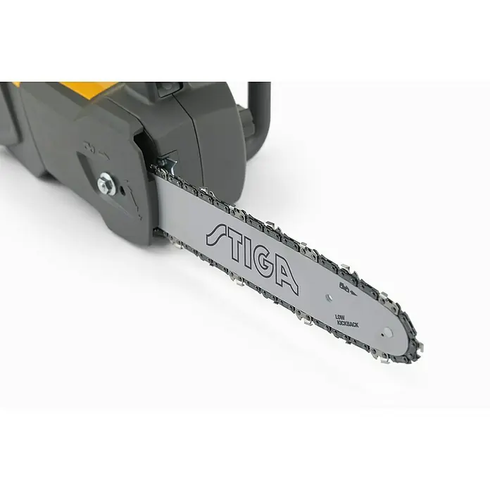 Stiga Akku-Kettensäge PR 700e - 48 V, Li-Ionen, Ohne Akku, Schwertlänge: 30 cm - Nahaufnahme einer STIGA-Kettensäge mit scharfer Kette, ideal für Gartenarbeiten und Baumpflege. Präzise Schnitte garantiert.