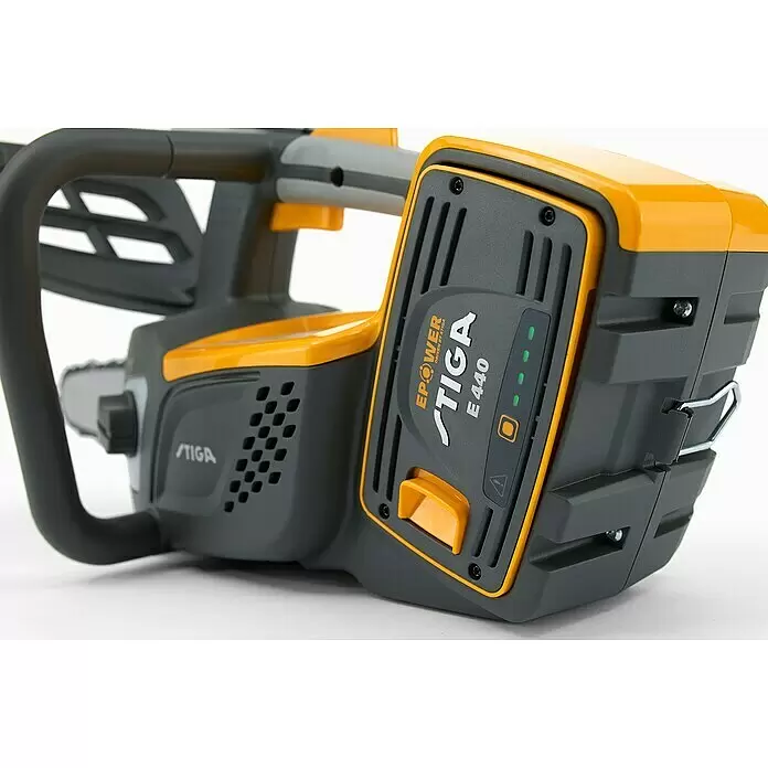 Stiga Akku-Kettensäge PR 700e - 48 V, Li-Ionen, Ohne Akku, Schwertlänge: 30 cm - Graue und gelbe Akku-Kettensäge, sichtbar mit STIGA EPOWER E 440 Akku und Ladeanzeige.