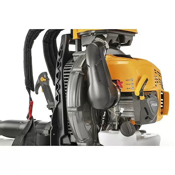 Stiga Benzin-Laubbläser BL 980 R - 3,1 kW, Blasgeschwindigkeit: 360 km/h, Blasleistung: 25 m³/min, 75,6 cm³ - Gelbes und schwarzes Stiga Rucksack-Laubgebläse mit gepolsterten Gurten, Motor, Starter und Kraftstofftank.