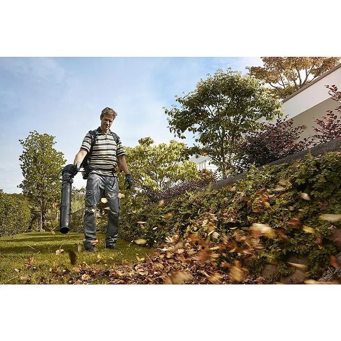 Stiga Benzin-Laubbläser BL 980 R - 3,1 kW, Blasgeschwindigkeit: 360 km/h, Blasleistung: 25 m³/min, 75,6 cm³ - Mann benutzt einen Laubbläser im Garten, um die Blätter zu entfernen. Praktischer Laubbläser für die Gartenarbeit.