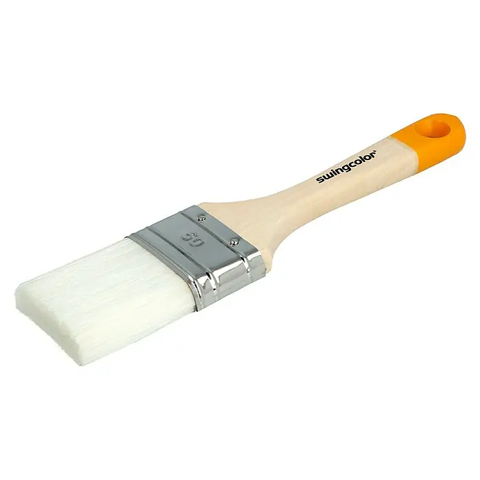 swingcolor Komfort Flachpinsel Lack - Breite Borsten: 50 mm, All-in-one-Borsten, Naturholz - Nahaufnahme eines Swingcolor-Flachpinsels mit Holzgriff und gelbem Ende, ideal für präzise Malerarbeiten und saubere Ergebnisse.