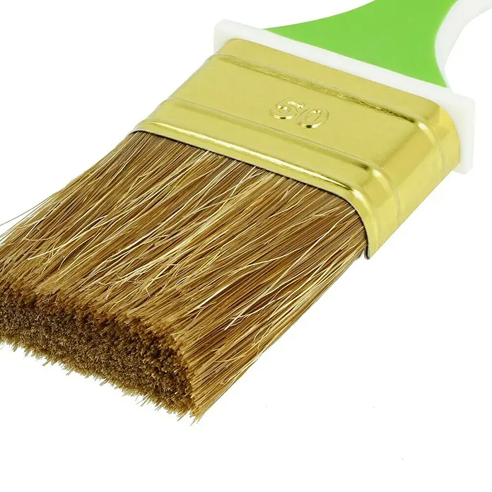 swingcolor Komfort Flachpinsel Lasur Ergo - Breite Borsten: 50 mm, Hollestermischung, Kunststoff - Nahaufnahme eines Pinsels mit braunen Borsten, goldener Metallzwinge und grün-weißem Kunststoffgriff.