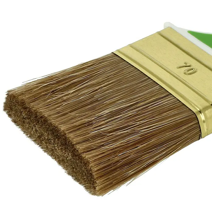swingcolor Komfort Flachpinsel Lasur Ergo - Breite Borsten: 70 mm, Hollestermischung, Kunststoff - Nahaufnahme eines 70-mm-Flachpinsels mit goldenem Metalleinsatz und braunen Borsten für präzises Malen.