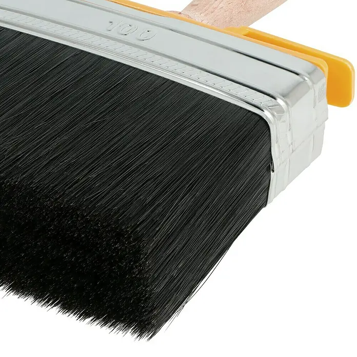 swingcolor Premium Flächenstreicher Lack - Breite Borsten: 100 mm, All-in-one-Borsten, Naturholz - Detailaufnahme eines breiten, schwarzen Farbrollers mit silberner Fassung und gelbem Griff, der Qualität und Präzision verspricht.