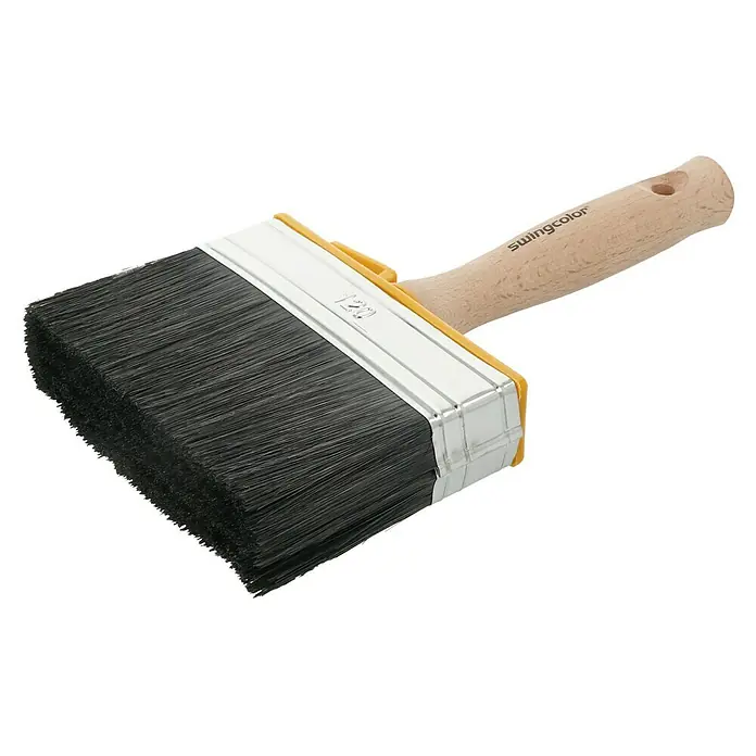 swingcolor Premium Flächenstreicher Lack - Breite Borsten: 120 mm, All-in-one-Borsten, Naturholz - Ein Detailaufnahme eines Swingcolor Flächenstreichers mit dunklen Borsten, einem hellen Holzgriff und gelben Akzenten.
