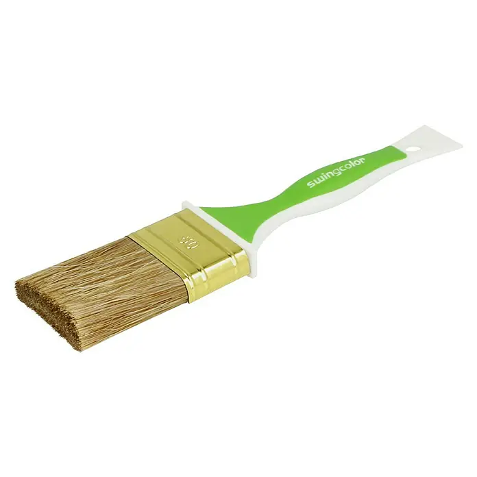swingcolor Komfort Flachpinsel Lasur Ergo - Breite Borsten: 50 mm, Hollestermischung, Kunststoff - Detailaufnahme eines Swingcolor Pinsels mit Borsten und grün-weißem Griff vor schwarzem Hintergrund.