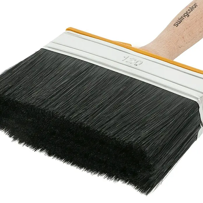 swingcolor Premium Flächenstreicher Lack - Breite Borsten: 120 mm, All-in-one-Borsten, Naturholz - Detailaufnahme eines breiten Flächenstreichers von Swingcolor mit schwarzen Borsten und hellem Holzgriff.
