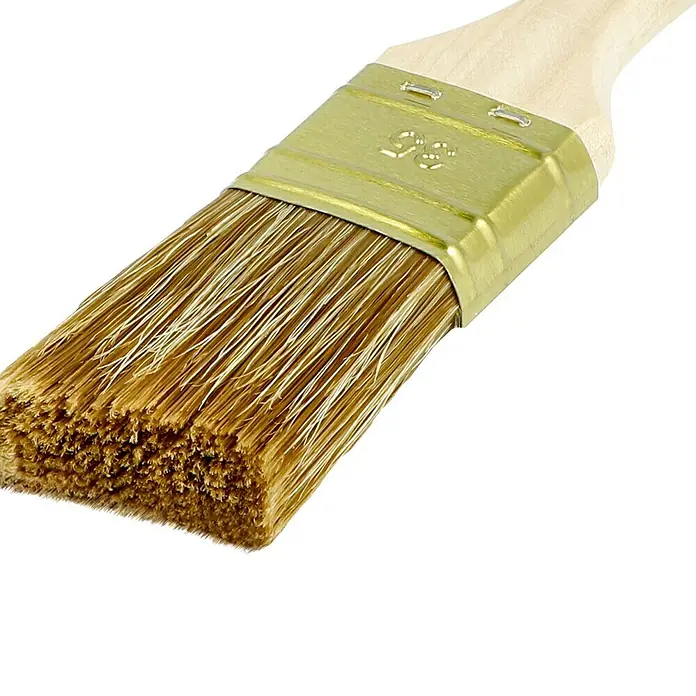 swingcolor Komfort Fensterpinsel Lasur - Breite Borsten: 35 mm, Hollestermischung, Naturholz - Detailaufnahme eines neuen, unbenutzten Pinsels mit Holzgriff und goldenem Metallband. Ideal zum präzisen Auftragen von Farbe auf Oberflächen.