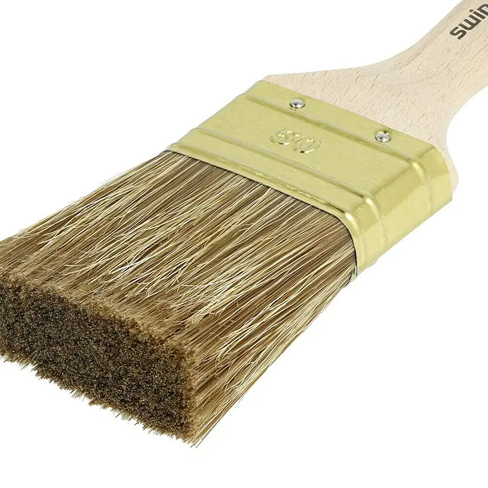 swingcolor Premium Lasur-Flachpinsel - Breite Borsten: 50 mm, Hollestermischung, Naturholz - Nahaufnahme eines 50-mm-Pinsels mit Holzgriff und goldenem Metallband. Ideal für präzise Malerarbeiten.