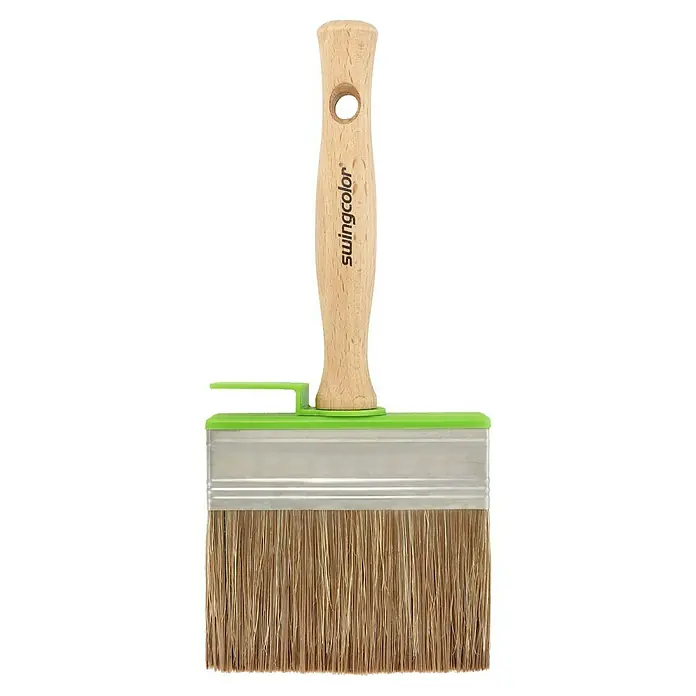 swingcolor Komfort Flächenstreicher - Breite Borsten: 100 mm, Hollestermischung, Naturholz - Ein Detailbild eines Swingcolor Flächenstreichers mit Holzgriff, der für präzise Anstriche und Farbaufträge konzipiert ist.